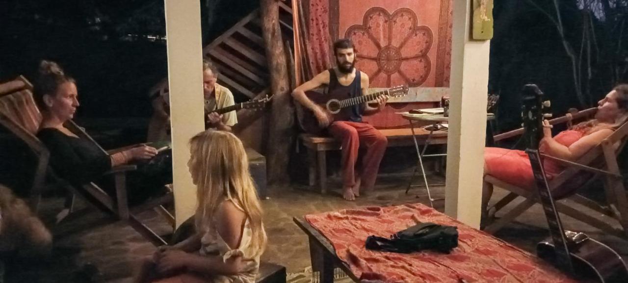 Rainbow Caravan Hostel Las Pilas Dış mekan fotoğraf